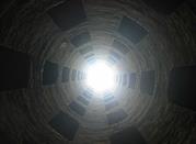 All'interno del pozzo si intravede in alto la luce