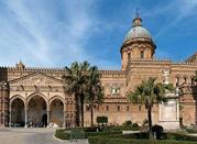 Ampia visuale laterale della cattedrale di Palermo