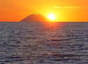 Vista dalla spiaggia di Zambrone: il tramonto sullo Stromboli
