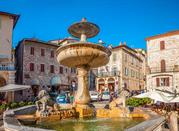 Splendida vista panoramica sulla famosa Piazza del Comune con fontana storica raffigurante tre leoni