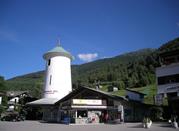 Passeggiata sulla neve verso una baita ad Aprica
