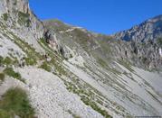 Salendo verso la Sella di Monte Aquila (2335 m)