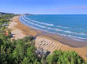 Baia di Vieste, spiaggia con sabbia dorata nel Gargano