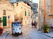 Matera, mitica Ape della Piaggio nel centro storico