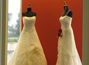 Si notano numerose botteghe con abiti da sposa