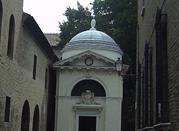 La Tomba di Dante presso la Basilica di San Francesco