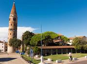 Caorle piazza Vescovado, in primo piano il Campanile e Duomo