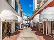 Capri, via Camerelle la vie dei negozi