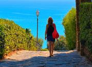 Castiglione della Pescaia, turista cammina verso la spiaggia