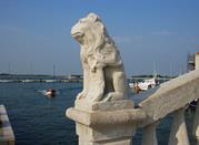 Il leone sorveglia la città