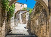 Centro storico di Navelli, portale in pietra