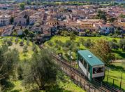 Certaldo, Firenze, la funicolare che connette il paese basso con il paese alto