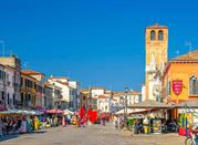 Chioggia centro citta in giorno di mercato