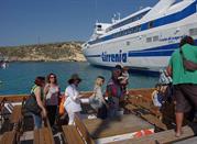 Turisti si apprestano a sbarcare nelle Isole Tremiti, Puglia
