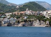 Vista dal mare della costiera