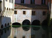 Palazzo di Treviso su un corso d'acqua.