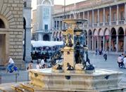 Fontana in piazza a Faenza