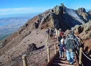 Turisti affrontano un'escursione sul Vesuvio