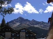 Vista di un hotel con dietro le montagne