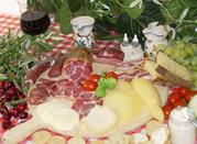Un tagliere con Puzzone e Salumi locali