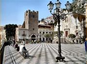 Una piazza di Taormina