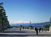 Il Lungomare Falcomatà in inverno e il vulcano Etna sullo sfondo