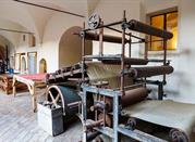 Frabriano, Museo della Carta, macchina per la realizzazione di fogli di carta esposta al museo