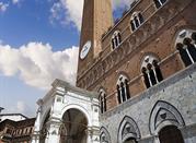 La vue du clocher de Sienne sur la Piazza del Campo