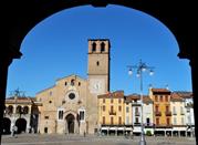 Vista della cattedrale romanica e piazza duomo di Lodi