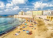 Spiaggia di Gallipoli frequentata da turisti