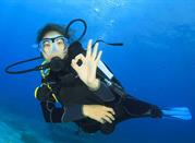Donna in immersione a Pantelleria