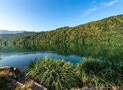 Spettacolare paesaggio naturale del Lago di Levico in Trentino