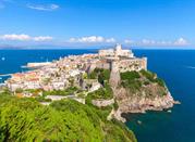 Gaeta, il borgo con il Catello in primo piano