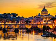 Roma in notturna, in primo piano la Basilica di San Pietro