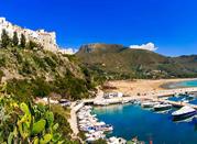 Porto di Sperlonga e vista sul paese arroccato
