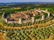 Monteriggioni, borgo medievale cintato da mura e torri