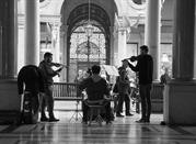 Musicisti improvvisano un concerto di musica classica per le strade di Torino