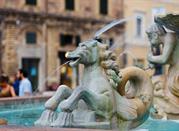 Pesaro piazza del Popolo, in primo piano la Fontana del Trebbio