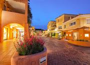 Piazza di Porto Cervo illuminata