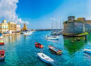 Porto di Gallipoli, Salento, sullo sfondo il castello Angioino