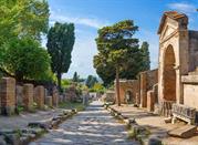 Istantanea di Pompei,  via lastricata ed edifici perfettamente conservati