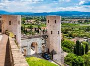 La Porta di Venere, è una delle sei porte urbiche, di arte romana, della cittadina umbra di Spello