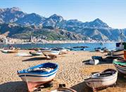 Gruppo di barche di pescatori adagiate sulla spiaggia di Giardini Naxos, Messina