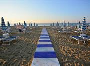Spiaggia sabbiosa di Pesaro all'alba