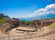 Taormina, Teatro greco, luogo dove ancora oggi si svolgono rappresentazioni artistiche