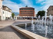 Terni piazza Europea, sullo sfondo il mercato