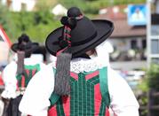 Costumi tipici della Val Gardena in Alto Adige durante una manifestazione in piazza ad Ortisei