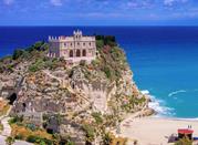 Tropea vista sulla spiaggia e su sulla chiesa di Santa Maria dell'Isola