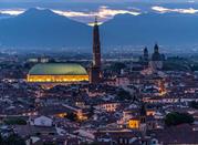 Vista in notturna della città di Vicenza