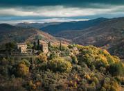 Vista di Montone, Perugia, immersa nella natura umbra